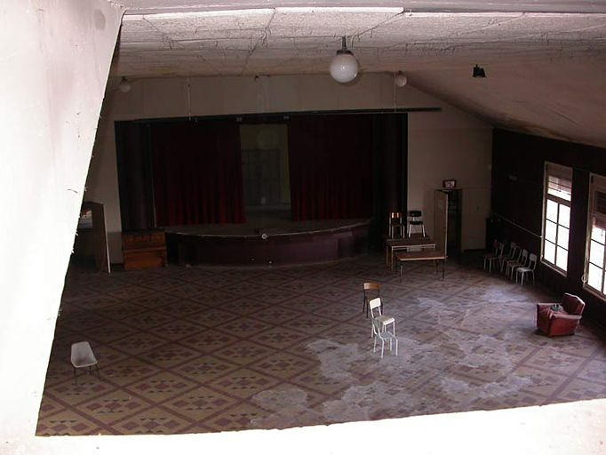 Vue intérieure de la salle des fêtes. © Sylvie Le Clech / Région Bourgogne-Franche-Comté, Inventaire du patrimoine - 2004