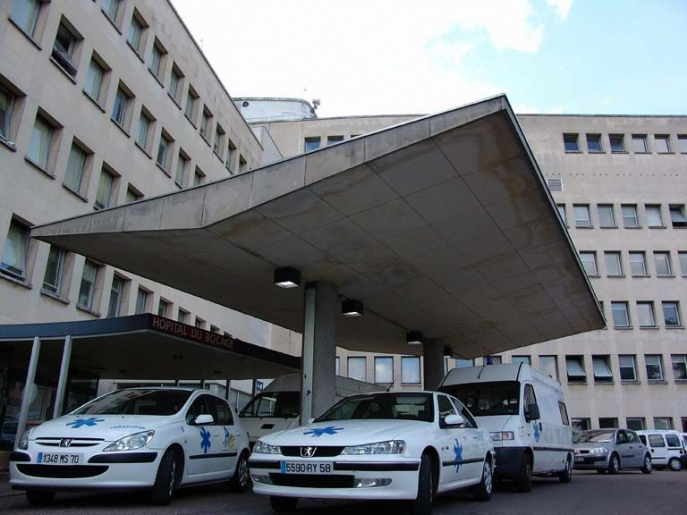 Entrée principale de l'hôpital et son auvent, vue en contre-plongée. © Alain Morelière / Région Bourgogne-Franche-Comté, Inventaire du patrimoine - 2005