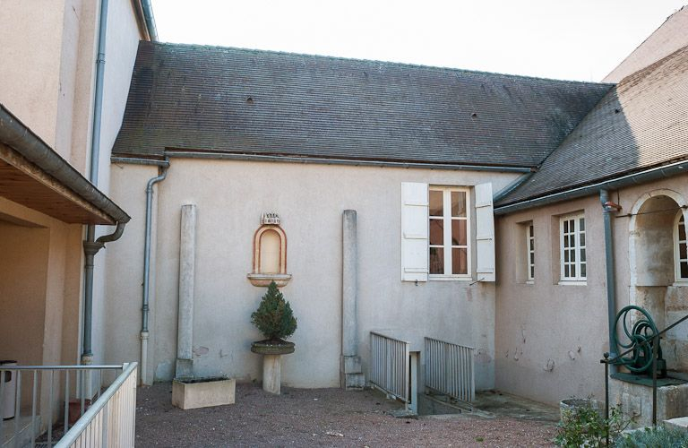 Corps de bâtiment transversal : élévation sur la cour principale. © Michel Thierry / Région Bourgogne-Franche-Comté, Inventaire du patrimoine - 2005