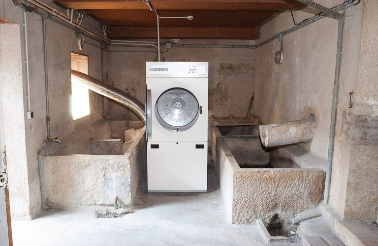 Corps de bâtiment transversal : buanderie à l'étage de soubassement. © Michel Thierry / Région Bourgogne-Franche-Comté, Inventaire du patrimoine - 2005