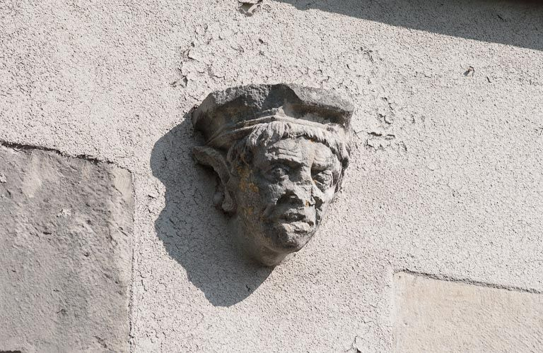 Corps de bâtiment principal : façade postérieure, sculpture en remploi. © Michel Thierry / Région Bourgogne-Franche-Comté, Inventaire du patrimoine - 2005