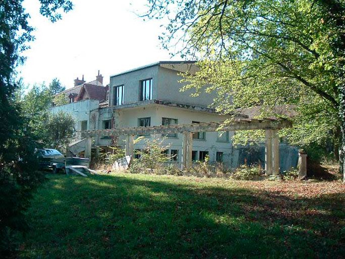 Vue d'ensemble de la façade antérieure, avec pergola au premier plan. © Sylvie Le Clech-Charton / Région Bourgogne-Franche-Comté, Inventaire du patrimoine - 2005