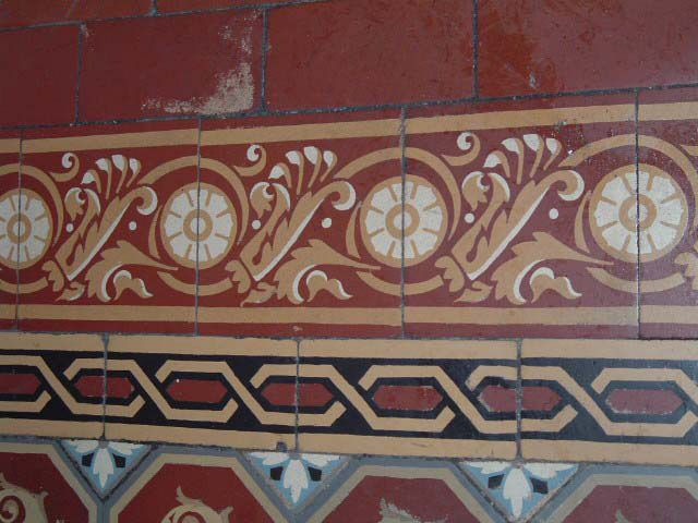 Vue de détail de la frise extérieure du carrelage en ciment, rez-de-chaussée. © Sylvie Le Clech-Charton / Région Bourgogne-Franche-Comté, Inventaire du patrimoine - 2005