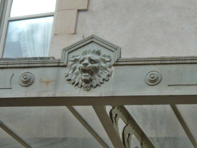 Vue de détail du mascaron (tête de lion) de la galerie extérieure à structure métallique (fonte). © Sylvie Le Clech-Charton / Région Bourgogne-Franche-Comté, Inventaire du patrimoine - 2005