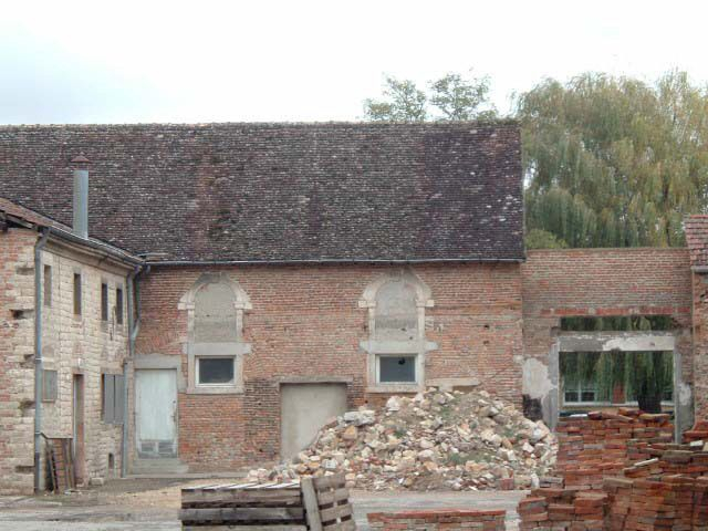 Vue de détail de l'ancienne salle des contagieux (?), bâtiment de brique situé dans la cour arrière de l'ancien hôtel-Dieu, en cours de restauration F. Didier, ACMH © Sylvie Le Clech / Région Bourgogne-Franche-Comté, Inventaire du patrimoine - 2005