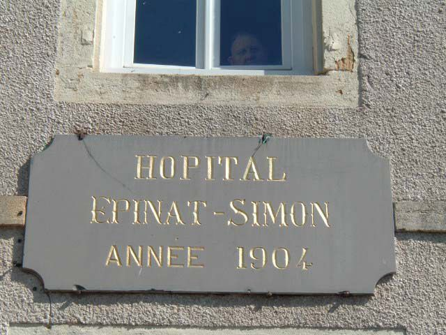 Vue de détail de la plaque gravée de l'hôpital, portant l'inscription "HOPITAL EPINAT-SIMON ANNEE 1904". © Sylvie Le Clech / Région Bourgogne-Franche-Comté, Inventaire du patrimoine - 2005