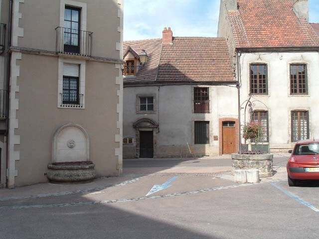 Place de l'église et maison appartenant à l'hôpital, aile droite de l'hôpital, bâtiment ancien Caristie, vers 1752, extension 1788. © Sylvie Le Clech / Région Bourgogne-Franche-Comté, Inventaire du patrimoine - 2005