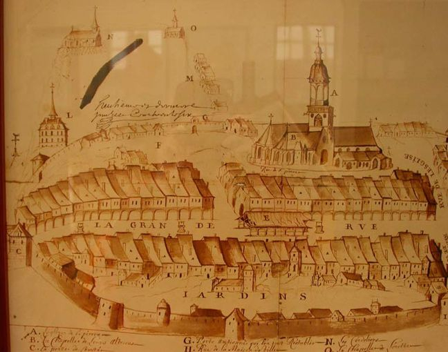 Vue de détail d'un plan de la ville de Louhans, conservé à l'Ecomusée de la Bresse bourguignonne, 17è siècle (bâtiment coté L, l'hôtel-dieu) © Sylvie Le Clech / Région Bourgogne-Franche-Comté, Inventaire du patrimoine - 2005