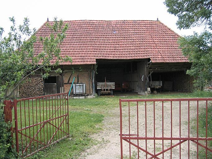 Vue d'ensemble de la façade du bâtiment des dépendances. © Gaëlle Prost / Ecomusée de la Bresse Bourguignonne - 2005