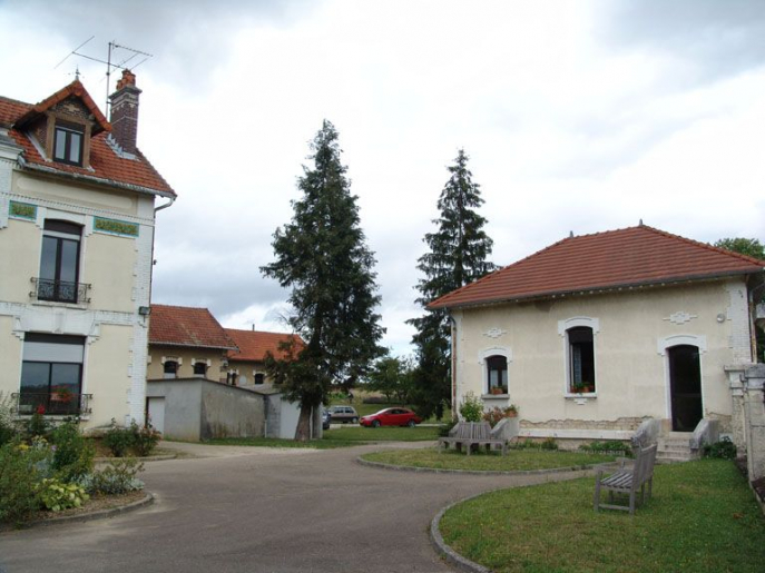 la conciergerie et le bâtiment de l'administration. © Alain Morelière / Région Bourgogne-Franche-Comté, Inventaire du patrimoine - 2005