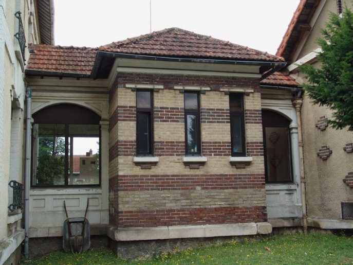 Galerie de liaison entre le bâtiment de l'administration et ceux des cuisines et des réfectoires, vue extérieure. © Alain Morelière / Région Bourgogne-Franche-Comté, Inventaire du patrimoine - 2005