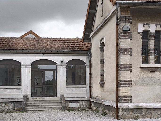 Galerie de liaison entre le bâtiment de l'administration et ceux des cuisines et des réfectoires, vue extérieure. © Alain Morelière / Région Bourgogne-Franche-Comté, Inventaire du patrimoine - 2005