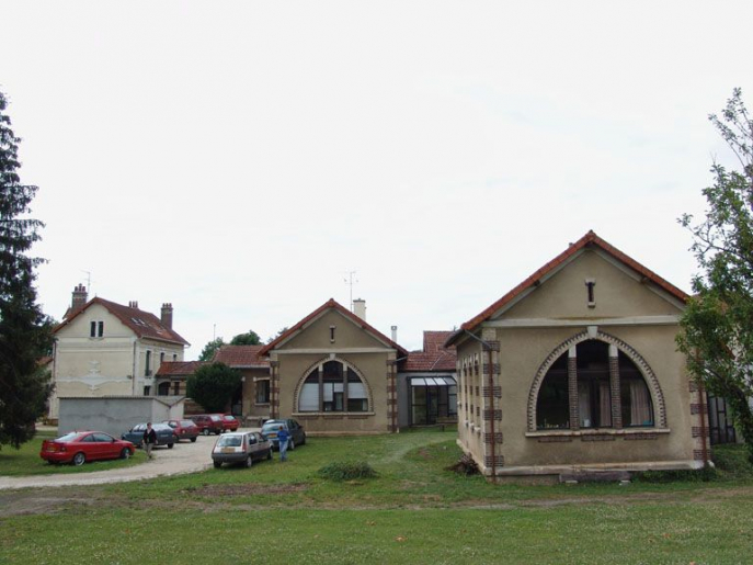Vue générale prise de l'est : deux pavillons et le bâtiment de l'administration à l'arrière plan. © Alain Morelière / Région Bourgogne-Franche-Comté, Inventaire du patrimoine - 2005