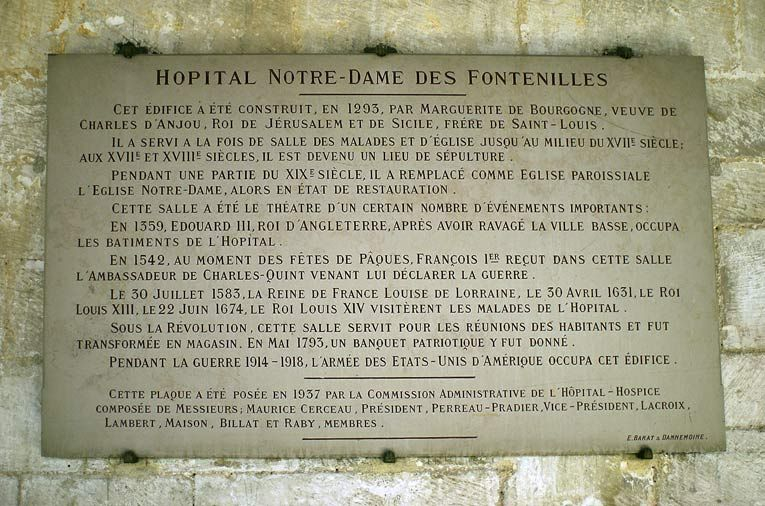 Plaque commémorative de l'hôpital Notre-Dame des Fontenilles. © Michel Thierry / Région Bourgogne-Franche-Comté, Inventaire du patrimoine - 2005