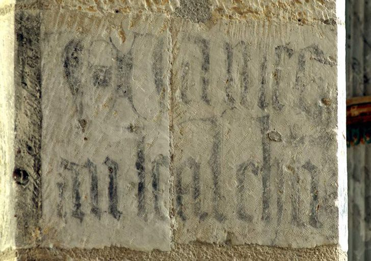 Inscription sur un pilier à droite du choeur. © Michel Thierry / Région Bourgogne-Franche-Comté, Inventaire du patrimoine - 2005
