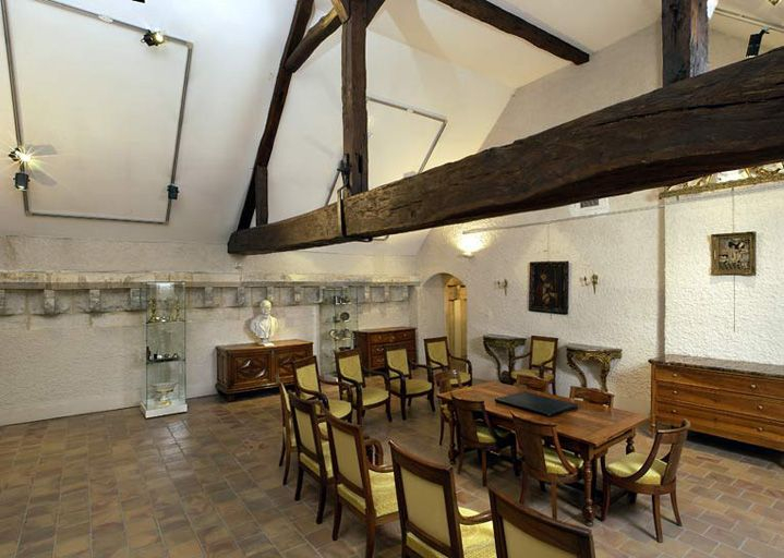 Bâtiment "des salles bourgeoises", 2e étage : reconstitution de la salle du conseil d'administration. © Michel Thierry / Région Bourgogne-Franche-Comté, Inventaire du patrimoine - 2005