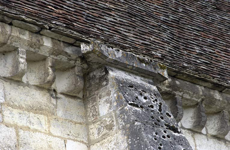 Mur gouttereau nord : jonction du contrefort, corniche sculptée à modillons, évacuation des eaux pluviales. © Michel Thierry / Région Bourgogne-Franche-Comté, Inventaire du patrimoine - 2005