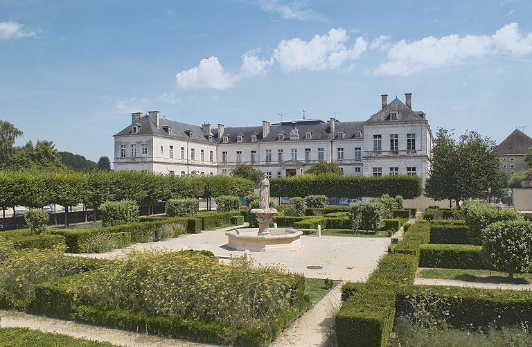 Pavillon Dormois : vue d'ensemble de la façade antérieure. © Michel Thierry / Région Bourgogne-Franche-Comté, Inventaire du patrimoine - 2005