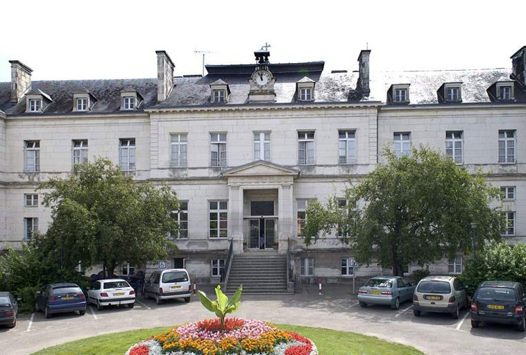 Pavillon Dormois : corps central dévolu à l'administration. © Michel Thierry / Région Bourgogne-Franche-Comté, Inventaire du patrimoine - 2005