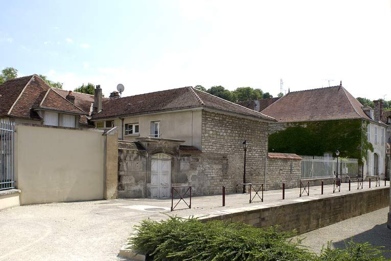 Vue d'ensemble de l'ancienne rue séparant l'Hôtel-Dieu du logis du chapelain, dite rue du Prieuré. © Michel Thierry / Région Bourgogne-Franche-Comté, Inventaire du patrimoine - 2005