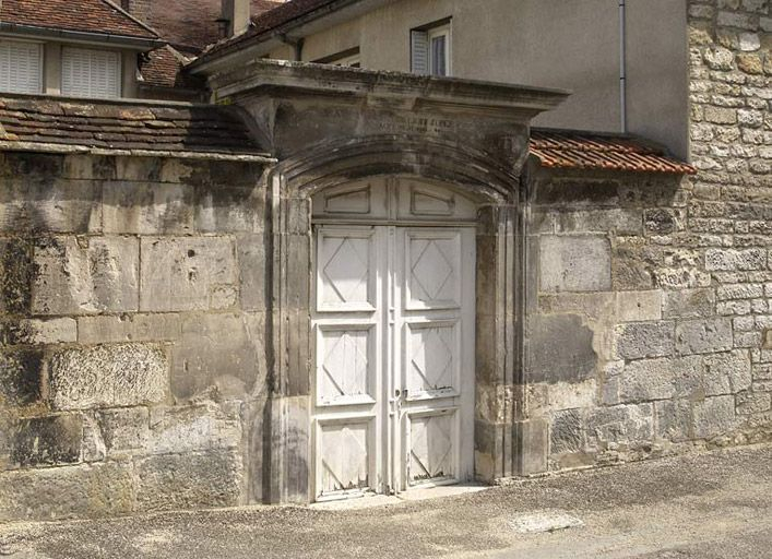 Ancien reposoir jouxtant le logis du chapelain : détail de la porte. © Michel Thierry / Région Bourgogne-Franche-Comté, Inventaire du patrimoine - 2005