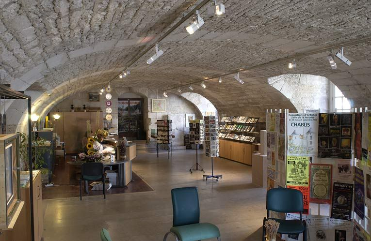 Première travée de l'ancien Hôtel-Dieu, actuellement office du tourisme. © Michel Thierry / Région Bourgogne-Franche-Comté, Inventaire du patrimoine - 2005