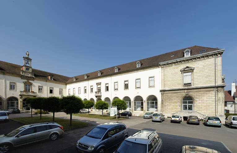 Aile droite et corps de bâtiment central. © Michel Thierry / Région Bourgogne-Franche-Comté, Inventaire du patrimoine - 2006