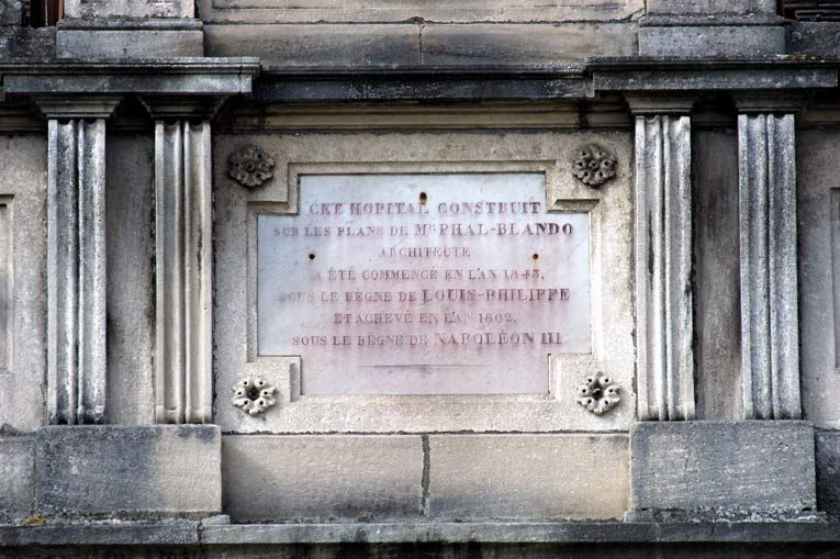 Campanile sur le corps de bâtiment central, détail de l'inscription. © Michel Thierry / Région Bourgogne-Franche-Comté, Inventaire du patrimoine - 2006