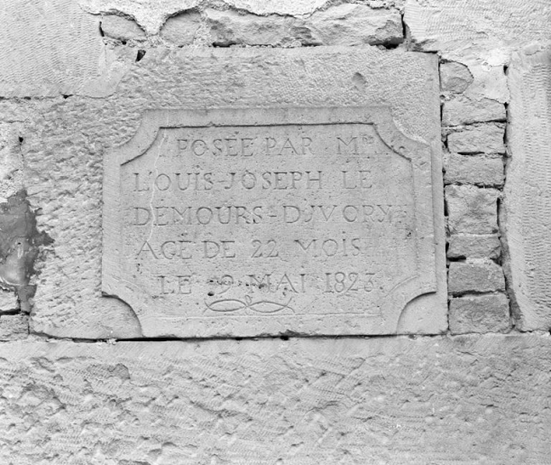 Plaque de fondation. Corps principal, façade antérieure. © Jean-Luc Duthu / Région Bourgogne-Franche-Comté, Inventaire du patrimoine - 2006