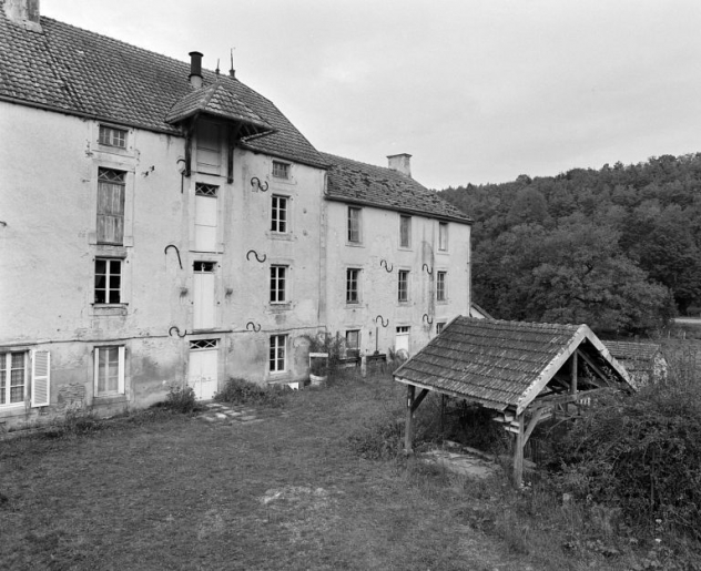 Les bâtiments principaux et le lavoir. Vue prise du sud-est, depuis la cour. © Jean-Luc Duthu / Région Bourgogne-Franche-Comté, Inventaire du patrimoine - 2006