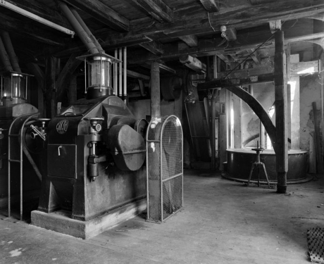 Rez-de-chaussée. Broyeur (marque Socam, Paris). © Jean-Luc Duthu / Région Bourgogne-Franche-Comté, Inventaire du patrimoine - 2006