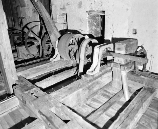 Rez-de-chaussée. Arbre de transmission et poulies. © Jean-Luc Duthu / Région Bourgogne-Franche-Comté, Inventaire du patrimoine - 2006