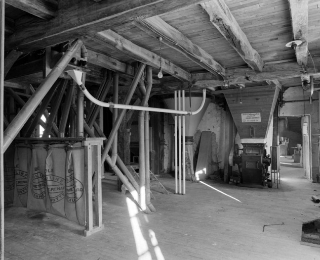 1er étage. Broyeur et ensacheur. © Jean-Luc Duthu / Région Bourgogne-Franche-Comté, Inventaire du patrimoine - 2006