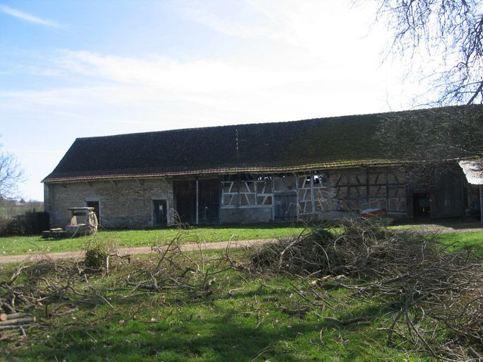 Vue d'ensemble de la façade du bâtiment des dépendances. © Gaëlle Prost / Ecomusée de la Bresse Bourguignonne - 2006