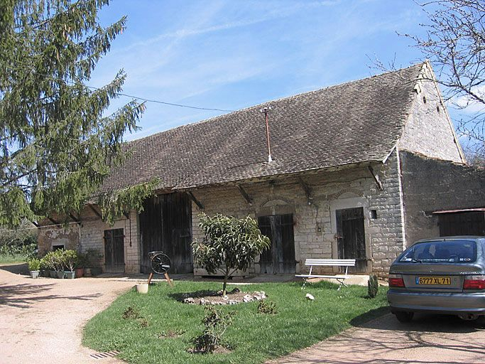 Vue d'ensemble de la façade du bâtiment des dépendances. © Gaëlle Prost / Ecomusée de la Bresse Bourguignonne - 2006