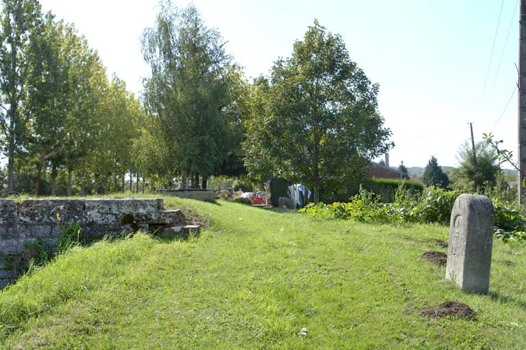 borne © Alain Morelière / Région Bourgogne-Franche-Comté, Inventaire du patrimoine - 2007