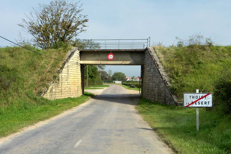 Rigole d'alimentation de Cercey ; passage supérieur, vue de la route D.108. © Alain Morelière / Région Bourgogne-Franche-Comté, Inventaire du patrimoine - 2007 Rigole d'alimentation de Cercey ; passage supérieur, vue de la route D.108. © Alain Morelière / Région Bourgogne-Franche-Comté, Inventaire du patrimoine - 2007