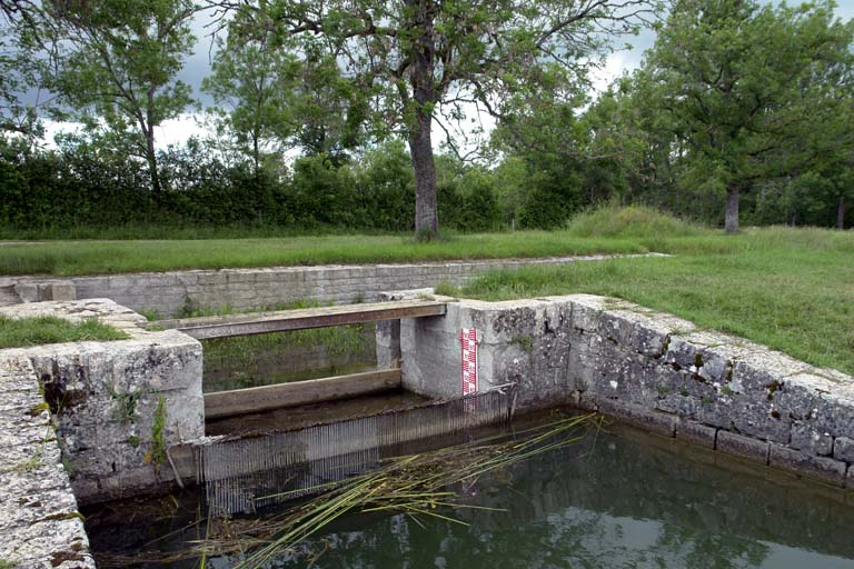 Rigole de prise d'eau de Thorey ; arrivée dans le réservoir. © Alain Morelière / Région Bourgogne-Franche-Comté, Inventaire du patrimoine - 2007 Rigole de prise d'eau de Thorey ; arrivée dans le réservoir. © Alain Morelière / Région Bourgogne-Franche-Comté, Inventaire du patrimoine - 2007