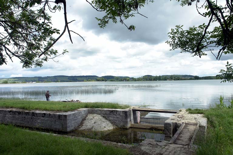 Rigole de prise d'eau de Thorey ; arrivée dans le réservoir. © Alain Morelière / Région Bourgogne-Franche-Comté, Inventaire du patrimoine - 2007 Rigole de prise d'eau de Thorey ; arrivée dans le réservoir. © Alain Morelière / Région Bourgogne-Franche-Comté, Inventaire du patrimoine - 2007