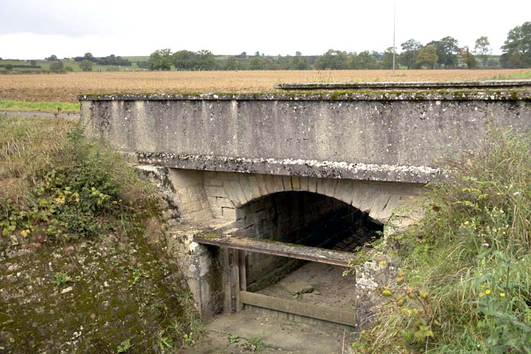 Pont routier sur la rigole de prise d'eau dite "rigole de Beaume", vue amont. © Alain Morelière / Région Bourgogne-Franche-Comté, Inventaire du patrimoine - 2007