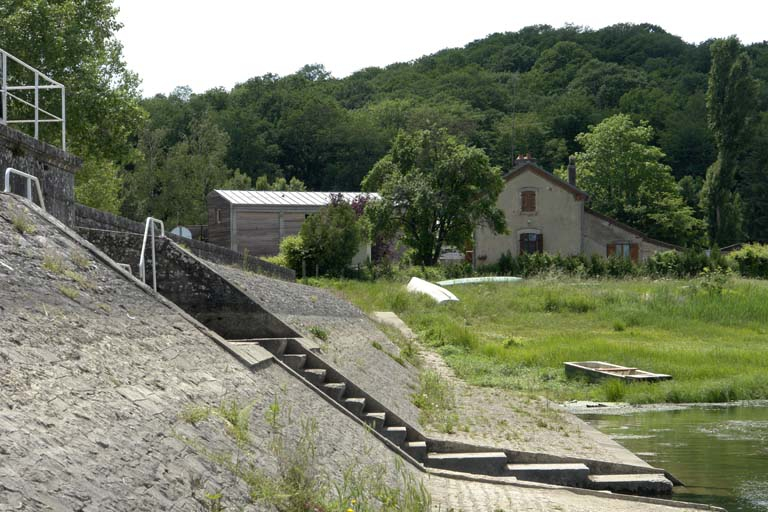 Digue est, extrémité sud avec les vannes de sortie d'eau. En arrière-plan, la maison de garde. © Alain Morelière / Région Bourgogne-Franche-Comté, Inventaire du patrimoine - 2007 Digue est, extrémité sud avec les vannes de sortie d'eau. En arrière-plan, la maison de garde. © Alain Morelière / Région Bourgogne-Franche-Comté, Inventaire du patrimoine - 2007