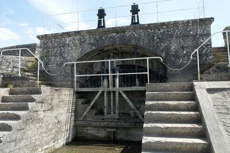 Digue est, ouvrage avec vannes en sortie du réservoir. © Alain Morelière / Région Bourgogne-Franche-Comté, Inventaire du patrimoine - 2007 Digue est, ouvrage avec vannes en sortie du réservoir. © Alain Morelière / Région Bourgogne-Franche-Comté, Inventaire du patrimoine - 2007