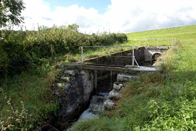Aqueduc de vidange au centre de la digue principale. © Alain Morelière / Région Bourgogne-Franche-Comté, Inventaire du patrimoine - 2007 Aqueduc de vidange au centre de la digue principale. © Alain Morelière / Région Bourgogne-Franche-Comté, Inventaire du patrimoine - 2007