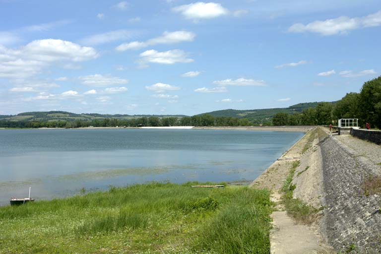 La digue et le plan d'eau, vue d'ensemble. © Alain Morelière / Région Bourgogne-Franche-Comté, Inventaire du patrimoine - 2007 La digue et le plan d'eau, vue d'ensemble. © Alain Morelière / Région Bourgogne-Franche-Comté, Inventaire du patrimoine - 2007