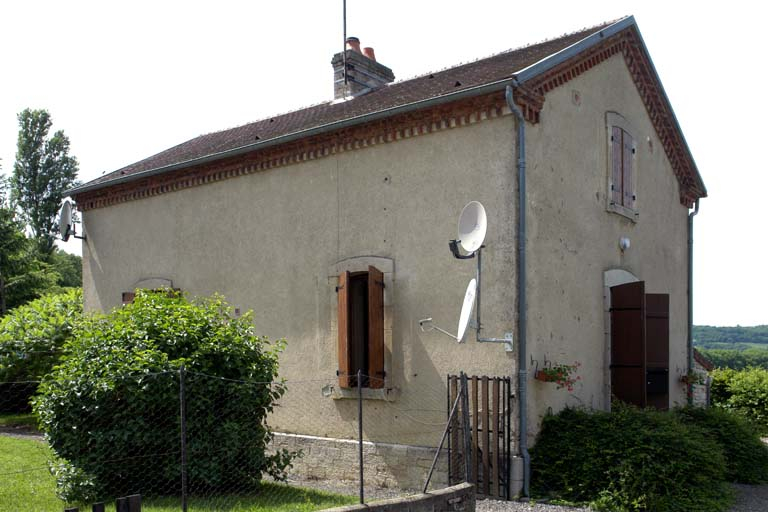 Maison de garde, élévations latérale gauche et principale, vues de trois-quarts. © Alain Morelière / Région Bourgogne-Franche-Comté, Inventaire du patrimoine - 2007 Maison de garde, élévations latérale gauche et principale, vues de trois-quarts. © Alain Morelière / Région Bourgogne-Franche-Comté, Inventaire du patrimoine - 2007