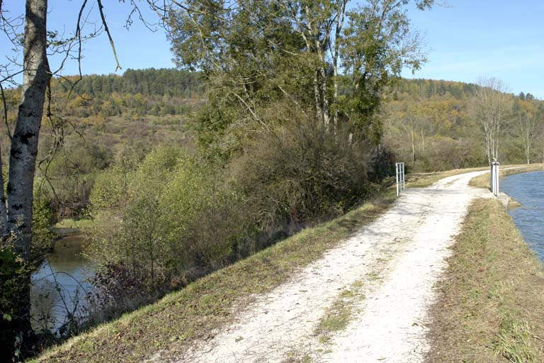 Le déversoir vu du chemin de halage. © Alain Morelière / Région Bourgogne-Franche-Comté, Inventaire du patrimoine - 2007