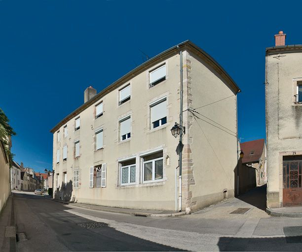 Façade ouest sur la rue Davot et mur de croupe sud sur la ruelle Maillard du Mesle. © Pierre-Marie Barbe-Richaud / Région Bourgogne-Franche-Comté, Inventaire du patrimoine - 2008