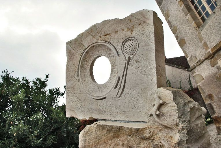 Sculpture évoquant les arts de la table, devant la façade. © Jean-Luc Duthu / Région Bourgogne-Franche-Comté, Inventaire du patrimoine - 2008