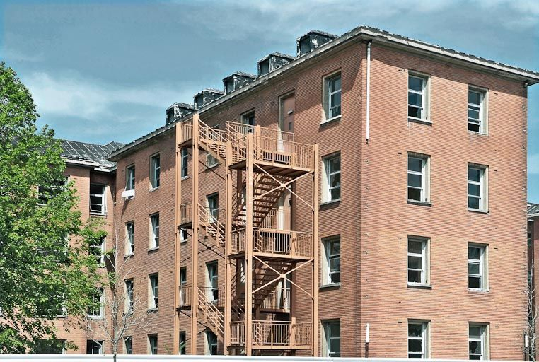 Bâtiment hospitalier, vue d'une aile. © Jean-Luc Duthu / Région Bourgogne-Franche-Comté, Inventaire du patrimoine - 2008
