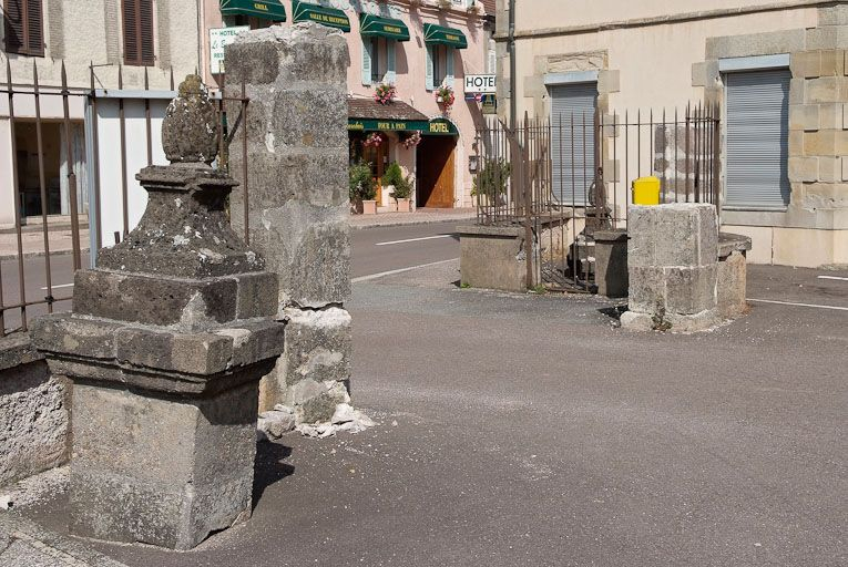 Vestiges du portail d'entrée. © Pierre-Marie Barbe-Richaud / Région Bourgogne-Franche-Comté, Inventaire du patrimoine - 2008